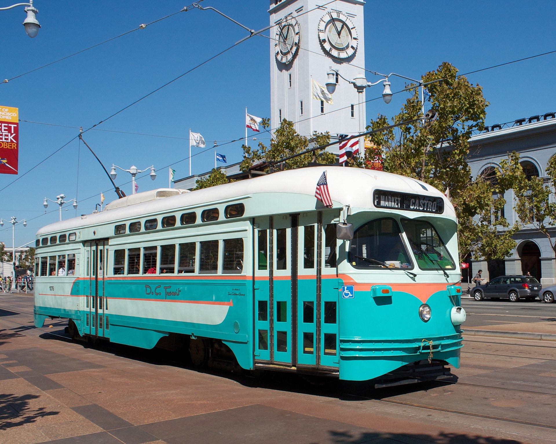 Heritage streetcar in Washington colors